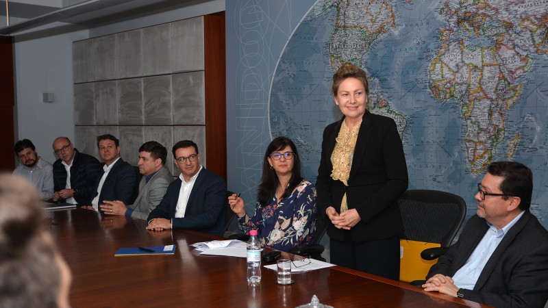 Imagem da Secretária Regina Becker na reunião para firmar parceria com o Instituto Elisabetha Randon