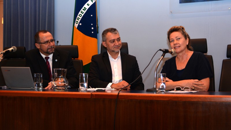 Imagem da Secretária Regina Becker discursando no debate Alimentação e Desafios Contemporâneos
