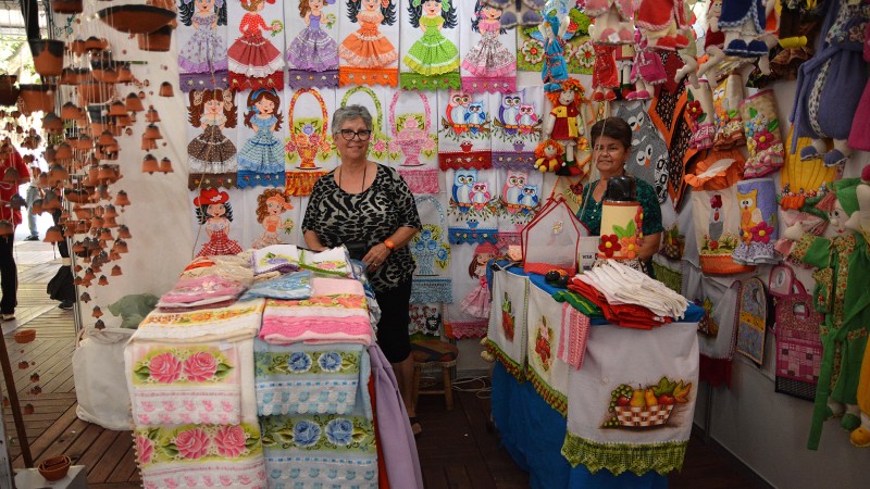Imagem das feirantes e irmãs Marli de Bem e Marlei de Bem na feira Artesul