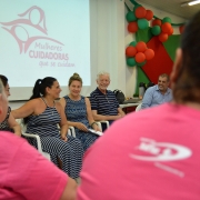 Secretária Regina Becker conversa com as mulheres