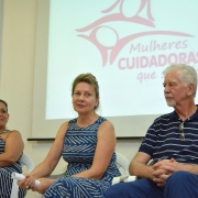 Gicele, Regina e Fortunati conversando com as mulheres