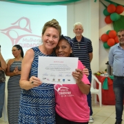 Regina e dona Neusa com o certificado