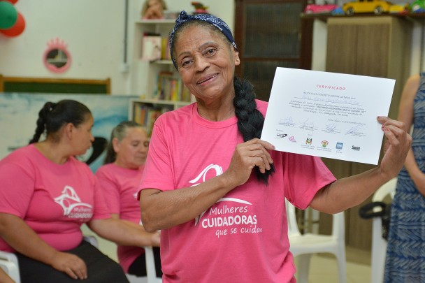 Dona Neusa recebendo certificado do curso