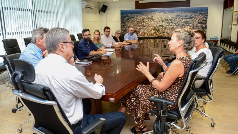 Imagem da reunião entre a secretária Regina Becker e o Prefeito de Caxias do Sul Flávio Cassina