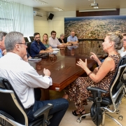Imagem da reunião entre a secretária Regina Becker e o Prefeito de Caxias do Sul Flávio Cassina