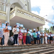 Fiéis prestando homenagens aos seus santos
