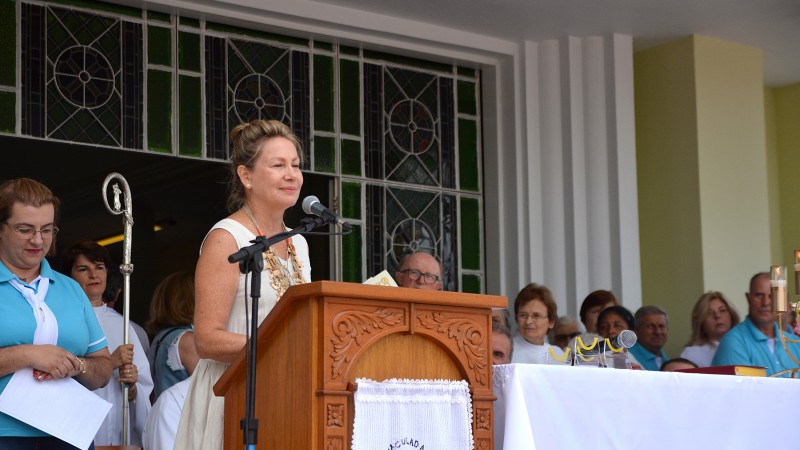 Imagem da secretária Regina Becker discursando