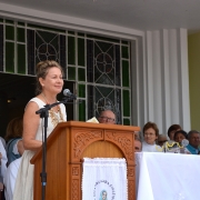 Imagem da secretária Regina Becker discursando