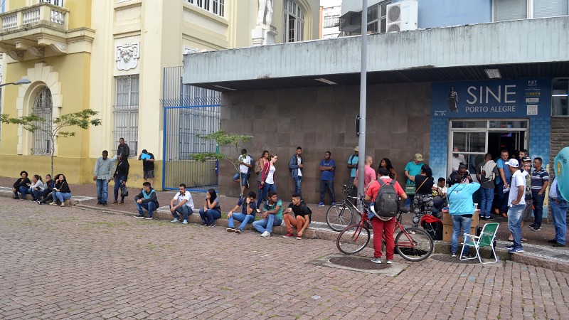 Imagem de pessoas em fila para vagas de emprego na agência do Sine de Porto Alegre