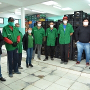 Equipe pronta para entrega de alimentos na capital gaúcha