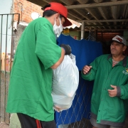 Entrega de alimentos na capital gaúcha