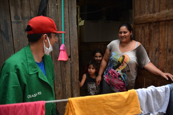 Família contente ao receber a cesta básica