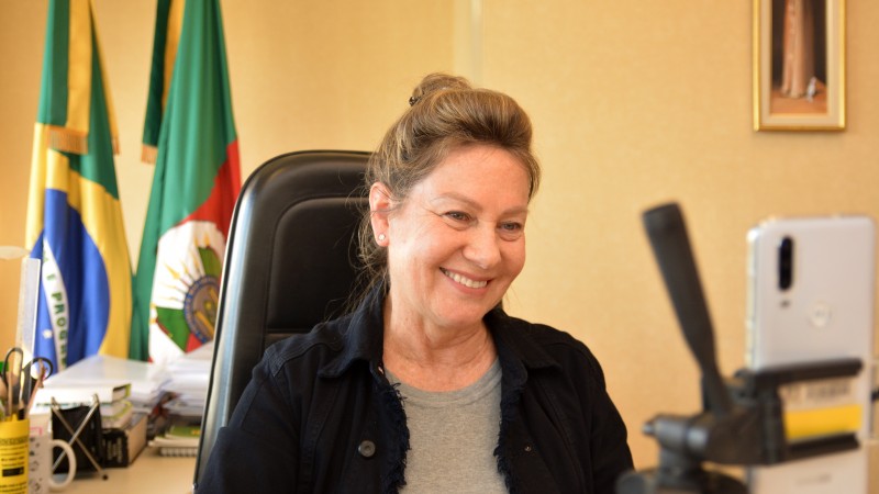 Secretária Regina participando da vídeoconferência