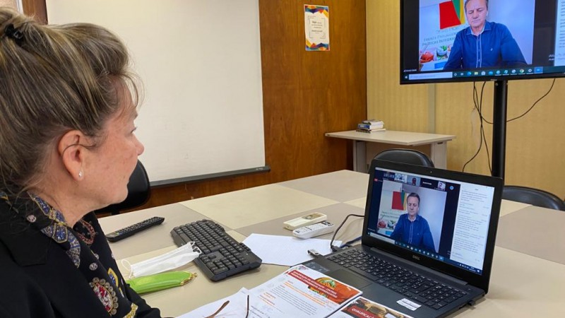 regina em reunião pelo computador