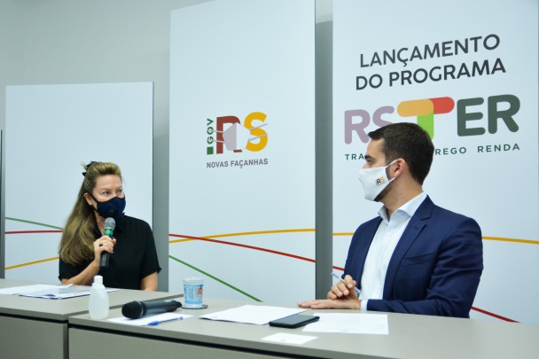 Regina Becker falando durante evento de lançamento, ao lado do governador Eduardo Leite.