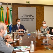 Imagem dos participantes a mesa durante o evento