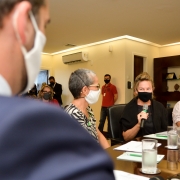 Imagem da secretária Regina durante momento de fala