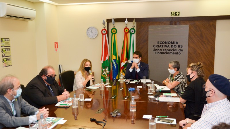 Imagem dos participantes a mesa durante evento