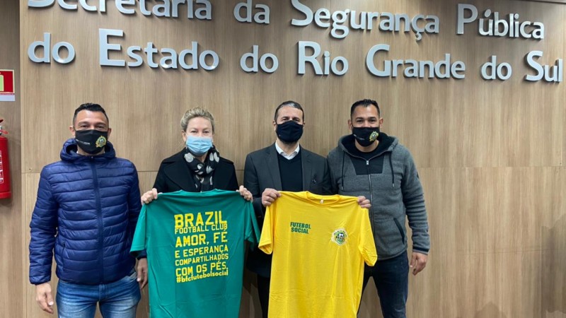 Presente camiseta do brasil para secretária Regina e secretário Frota