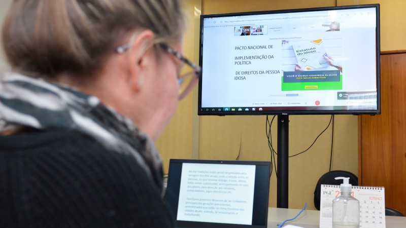 secretária em frente ao computador