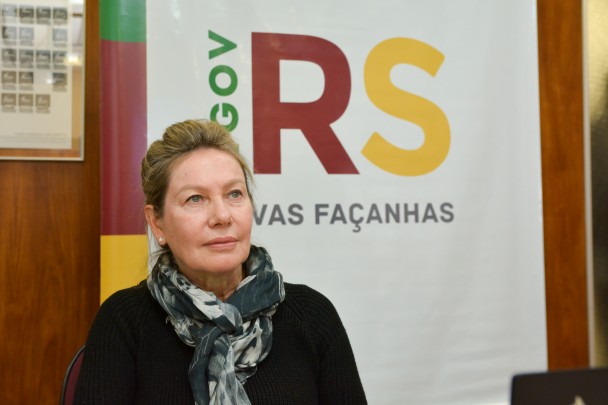 Secretária Regina com o banner "RS.Gov" ao fundo