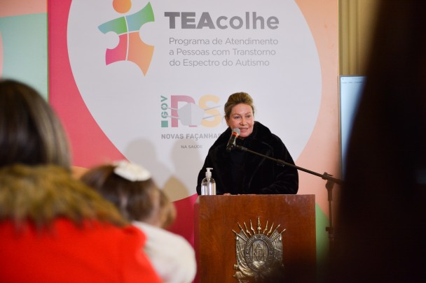 Secretária Regina Becker em momento de fala.