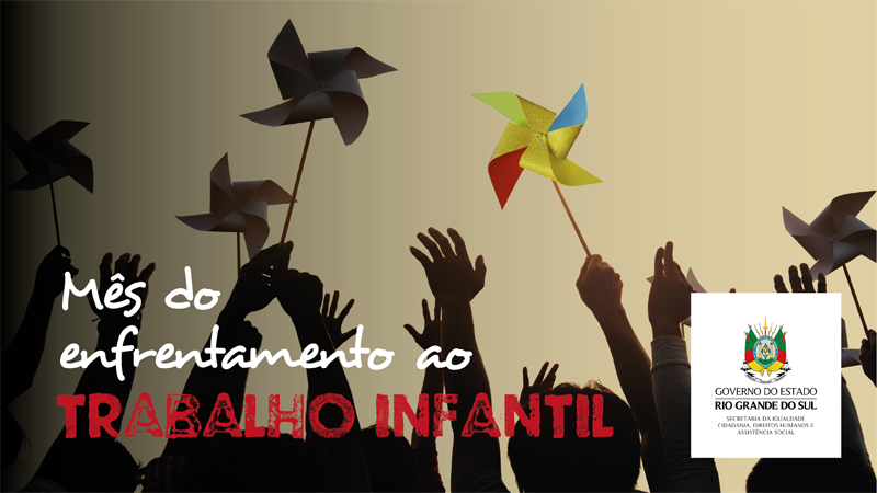  crianças com cataventos levantados