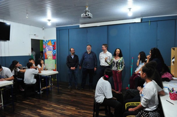 sala de aula com autoridades e crianças