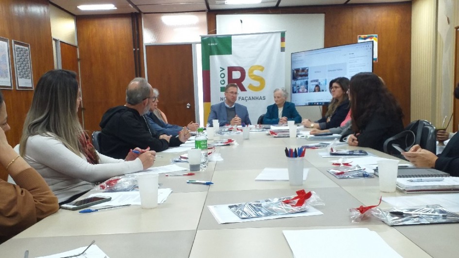 foto com representantes do conselho estadual da pessoa idosa reunidos em volta de uma mesa. Secretário Beto Fantinel na ponta e presidente Iride Bortolon