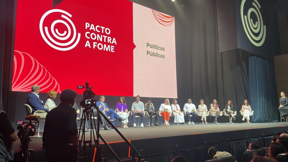 foto colorida do palco com as autoridades que participam do lançamento do Pacto contra a Fome
