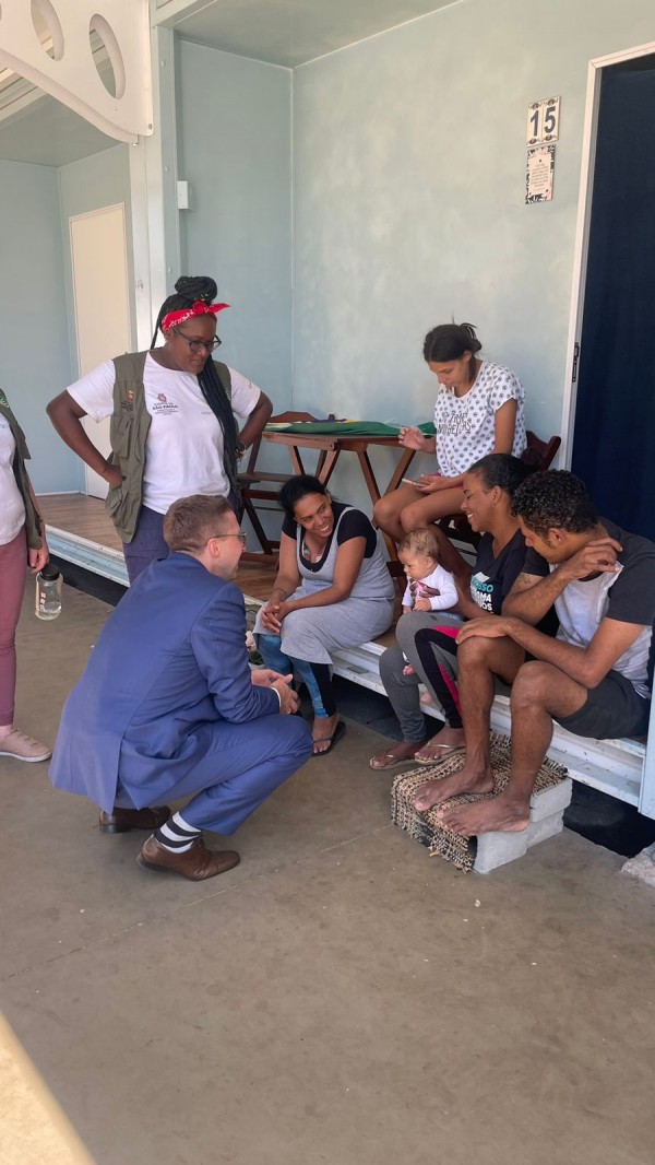foto colorida do secretário Beto Fantinel conversando com moradores do programa reencontro