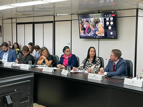 foto colorida da mesa de participantes da reunuião da CIT