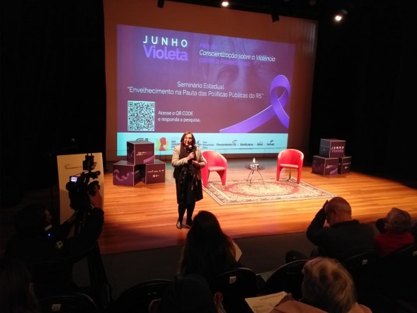 Prof. Dr.ª Vania Herédia falando sobre violência estrutural contra idosos