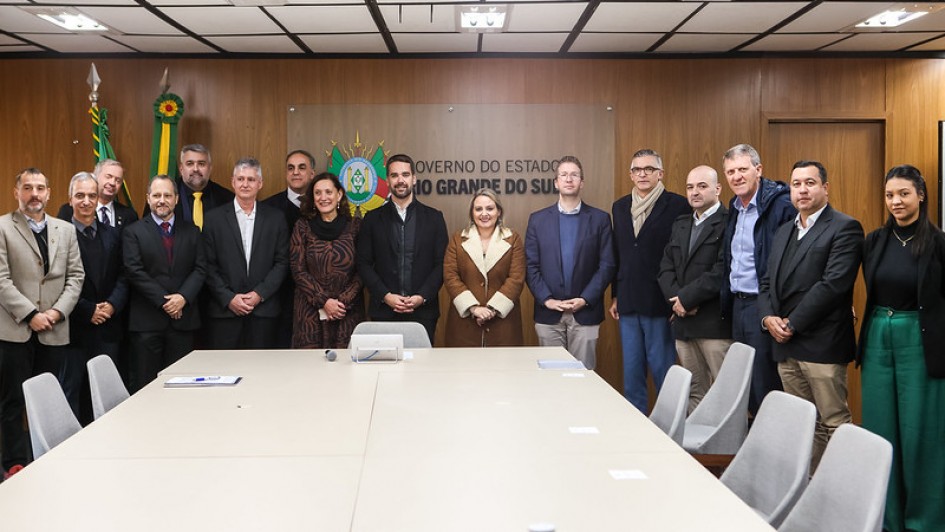foto coletiva de todas as autoridades do evento