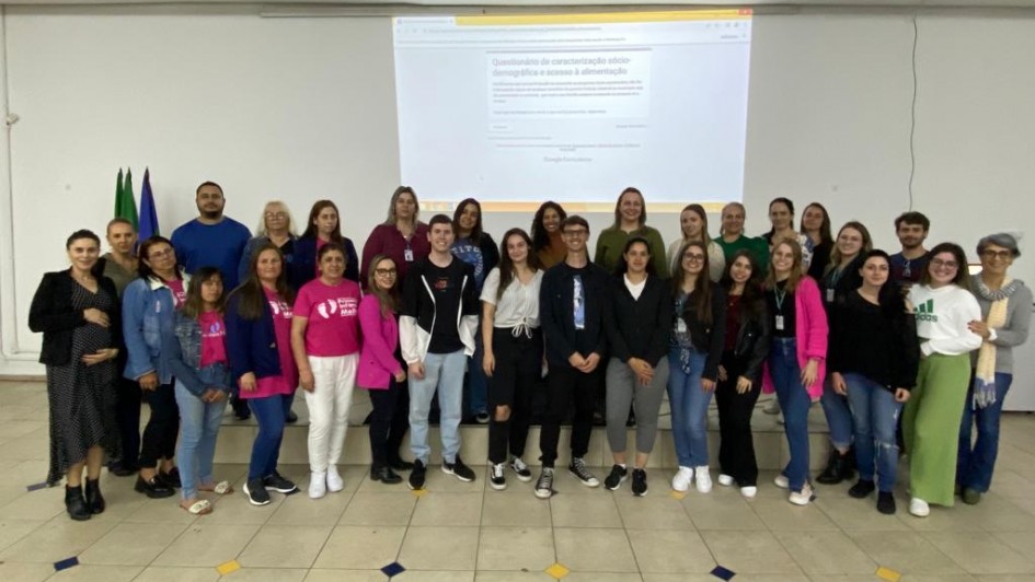 foto colorida do grupo de 33 visitadores do criança feliz