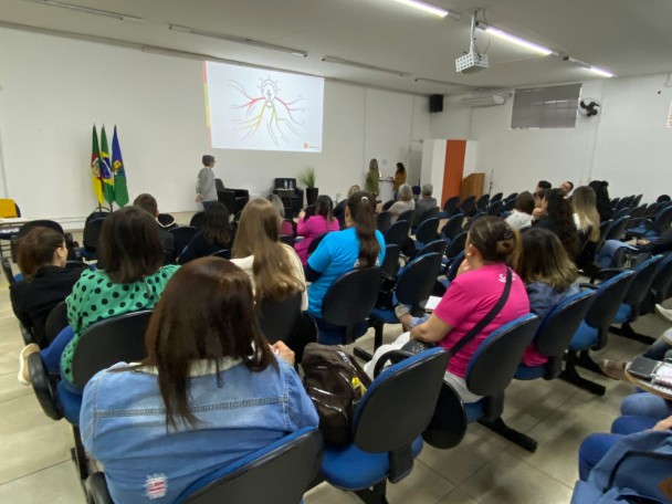 foto colorida do auditório com os participantes da capacitação