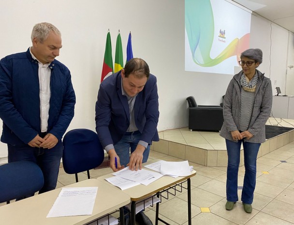 prefeito de lagoa vermelha, gustavo bonotto assinando termo