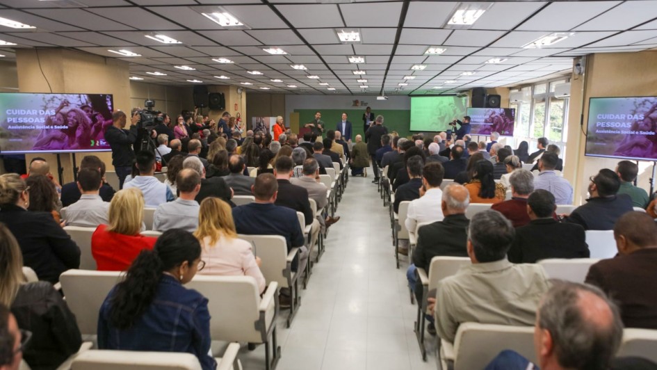 foto colorida do público no evento