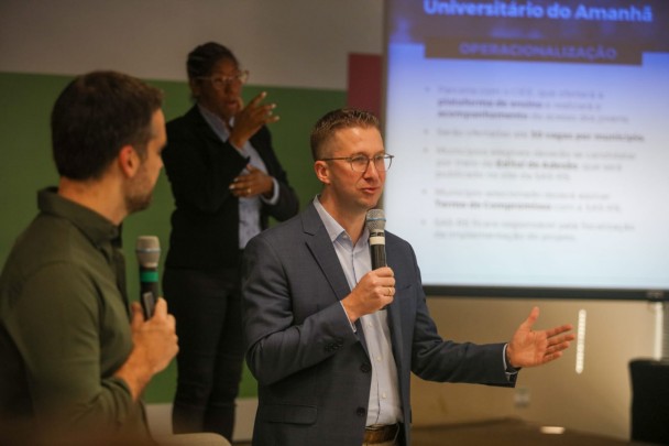 foto colorida do secretário falando