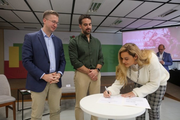 foto colorida da presidente assinando