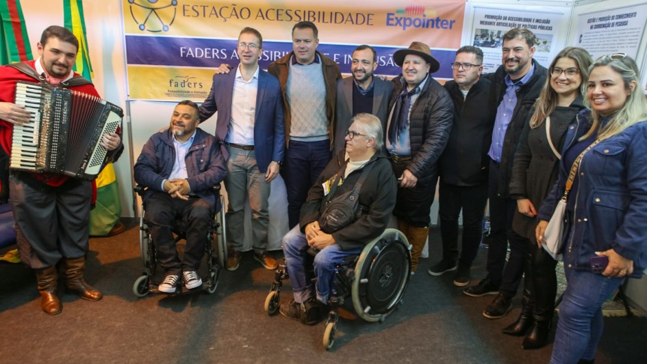 foto colorida de todos os participantes