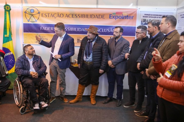 foto do secretário falando e dos participantes do evento