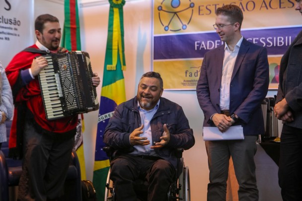 foto do presidente da FADERS falando