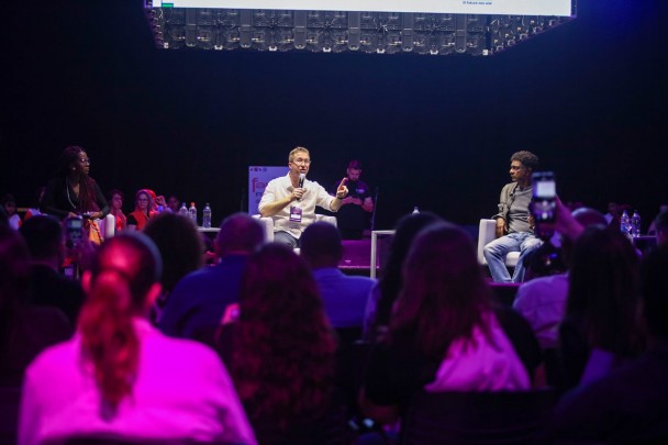 foto colorida do secretário Beto Fantinel falando no palco