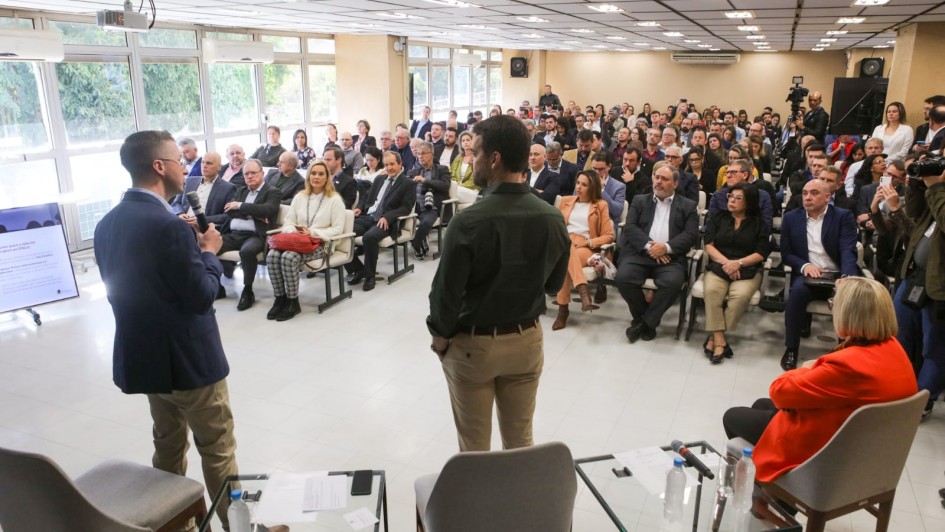 FOTO colorida do lançamento do edital com secretário e governador