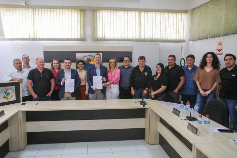 foto colorida de todos com os documentos na mão