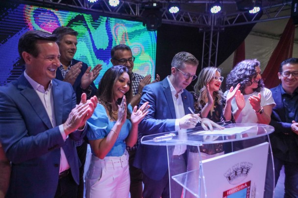 secretário assina convênio