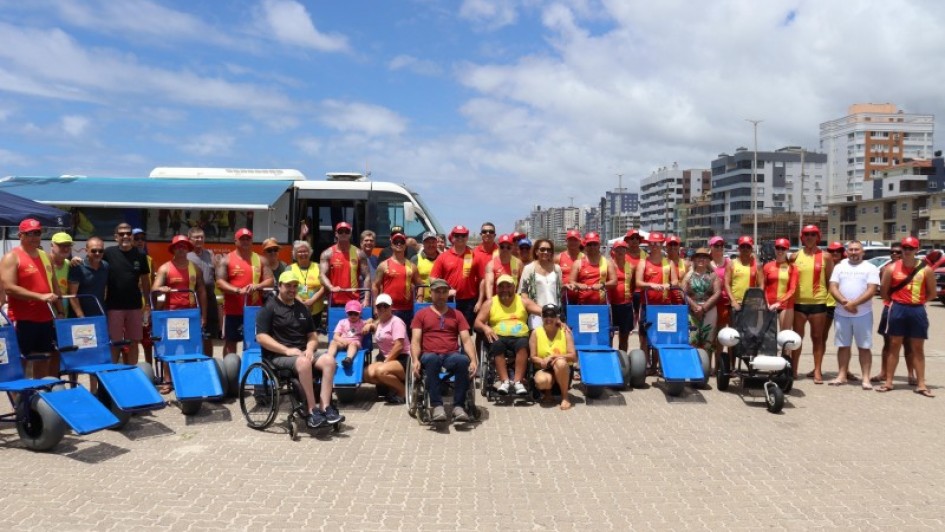 foto colorida do corpo de bombeiros e pessoal da faders