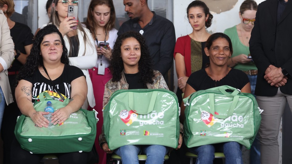 Durante a solenidade, três gestantes moradoras da capital foram contempladas com kits do programa