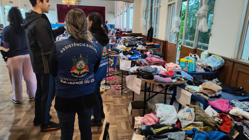 Equipe da Sedes em monitoramento de abrigo instalado no Lindóia Tênis Club, zona norte de Porto Alegre